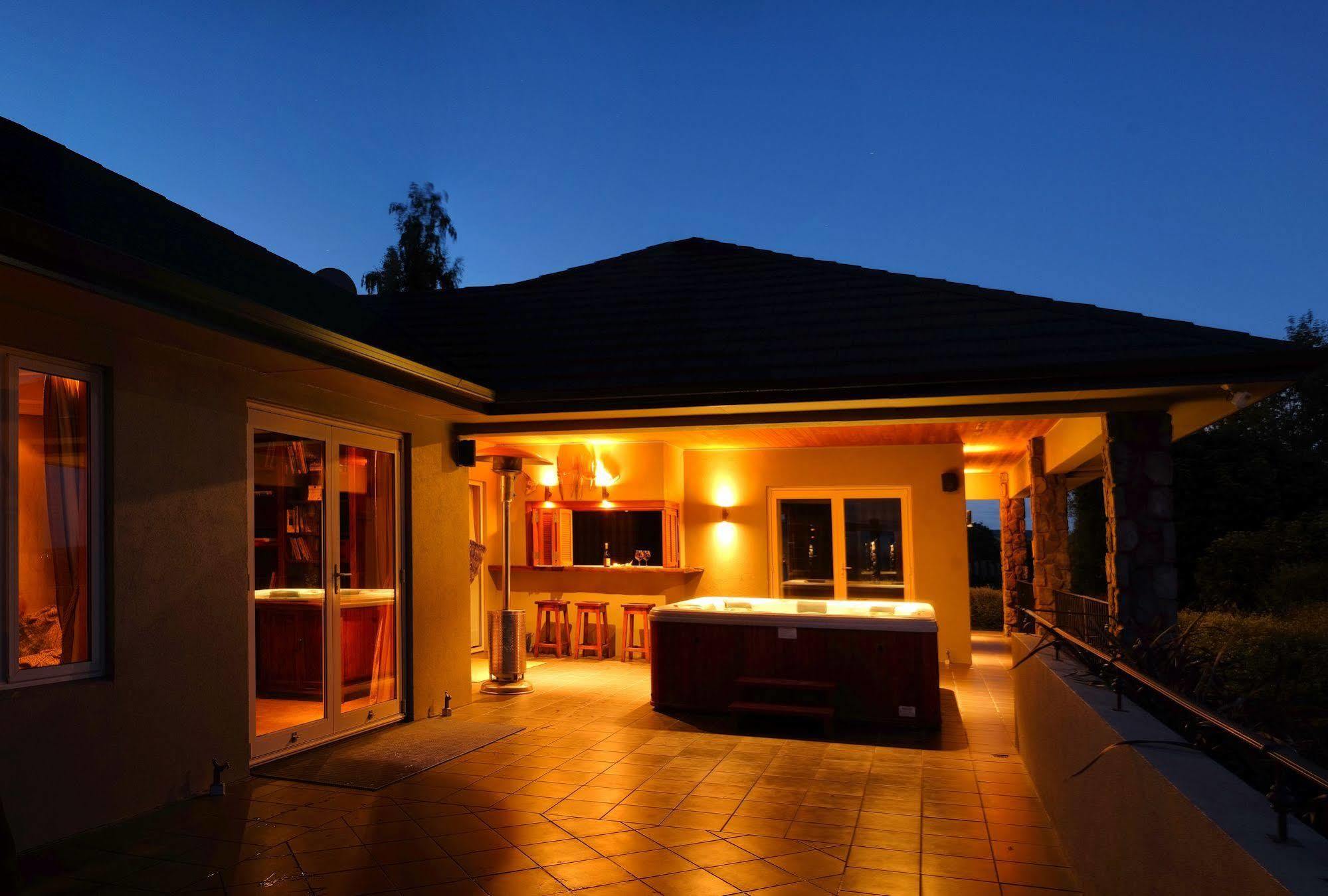 Tauhara Sunrise Lodge Таупо Экстерьер фото